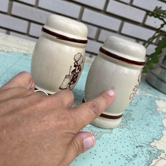 Vintage 70s Holly Hobbie Salt & Pepper Shaker Set - Picture 5 of 6